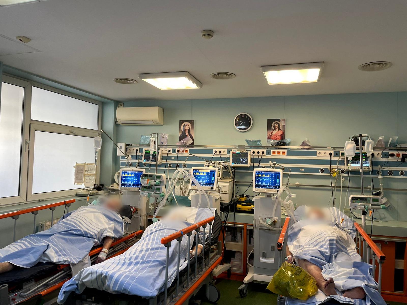 Imaginea disperării în spitalele din ţară: Paturi ATI căutate pe reţele de socializare de familiile bolnavilor