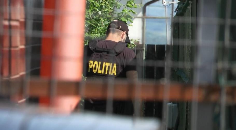 Un gălăţean a obligat trei femei să se prostitueze în Vestul Europei. Suma obţinuţă de bărbat: şi-a cumpărat maşină şi obiecte de lux Un gălăţean a obligat trei femei să se prostitueze în Vestul Europei. Suma obţinuţă de bărbat: şi-a cumpărat maşină şi obiecte de lux