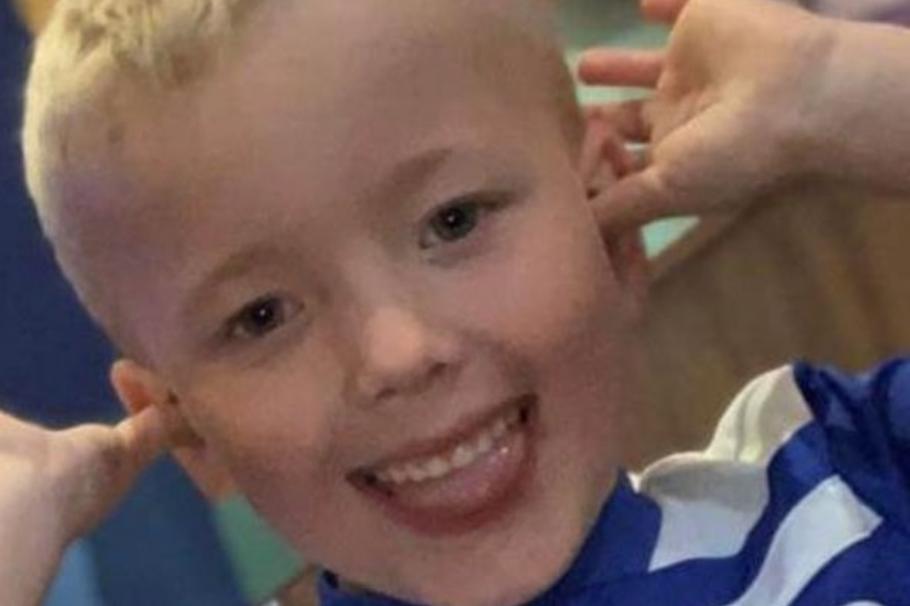 Arthur Labinjo-Hughes, băiatul de 6 ani care a murit după nenumărate abuzuri la care a fost supus de părinţi Arthur Labinjo-Hughes, băiatul de 6 ani care a murit după nenumărate abuzuri la care a fost supus de părinţi