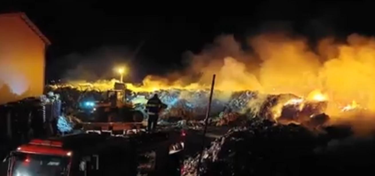Incendiu de proporţii la un depozit de deşeuri, în Tulcea. Pompierii au avut o misiune extrem de dificilă