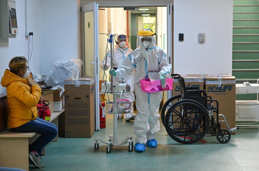 Medic infecționist: ”Valul 4 de Covid este, de fapt, un tsunami”. Care sunt principalele simptome ale bolii la copii Personalul medical trece pe lângă un pacient Covid-19 (L) în așteptare pentru a fi internat la „Institutul de Pneumofiziologie Prof. Dr. Marius Nasta” din București, la 7 octombrie 2021