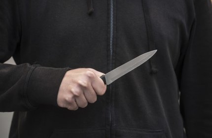 Un tânăr din Bihor şi-a înjunghiat iubita cu mai multe lovituri de cuţit. Aceasta a refuzat să întreţină relaţii sexuale cu el