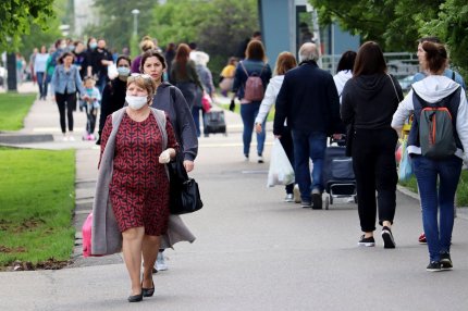 Un epidemiolog îi îndeamnă pe oameni să-şi autoimpună restricţii, după eșecul autorităților în administrarea pandemiei: ”Suntem condamnați la infectare”