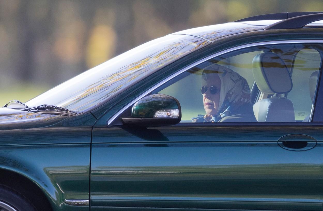 Regina Angliei surprinsă la volanul unei maşini, noiembrie 2021