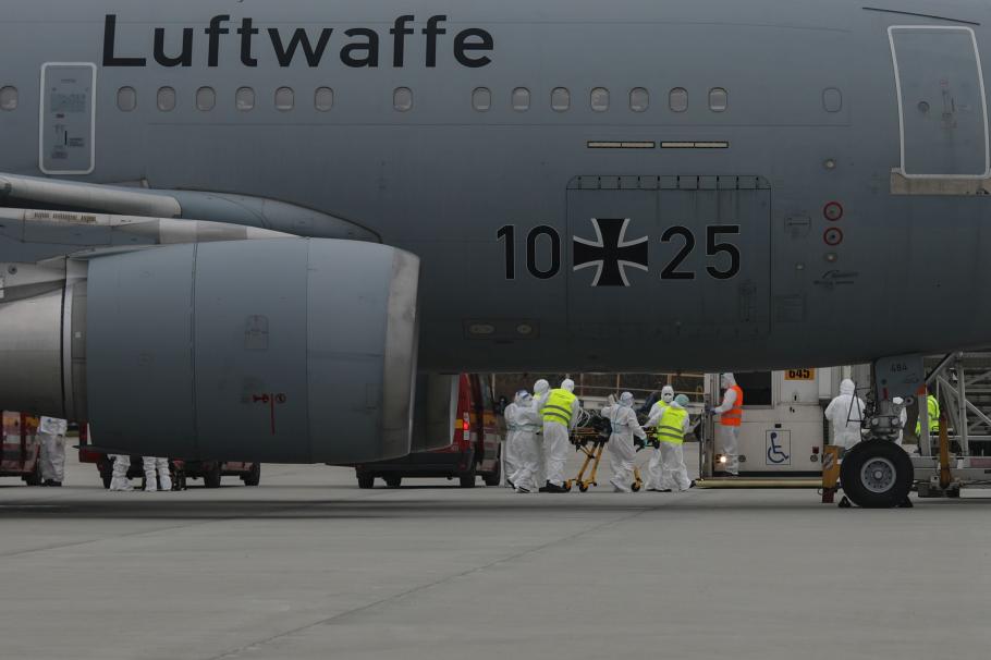 Şase pacienţi cu COVID, în stare critică, transportaţi la spitale din Germania cu o aeronavă a Forţelor Aeriene Germane Şase pacienţi cu COVID, în stare critică, transportaţi la spitale din Germania cu o aeronavă a Forţelor Aeriene Germane