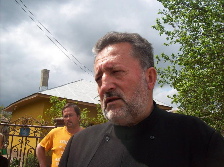 Destinul tragic al unui preot din Dolj. Şi-a pierdut pe rând băieții și a murit în ziua în care și-a înmormântat soția Destinul tragic al unui preot din Dolj. Şi-a pierdut pe rând băieții și a murit în ziua în care și-a înmormântat soția