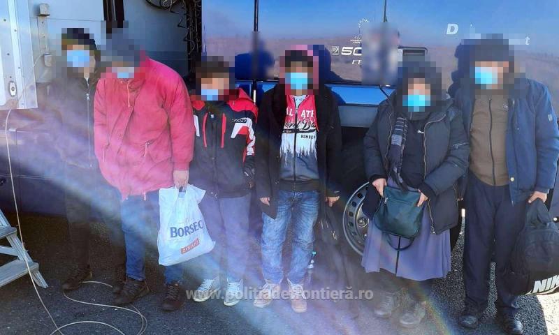 Șase afgani, ascunşi într-un TIR încărcat cu jucării de pluş