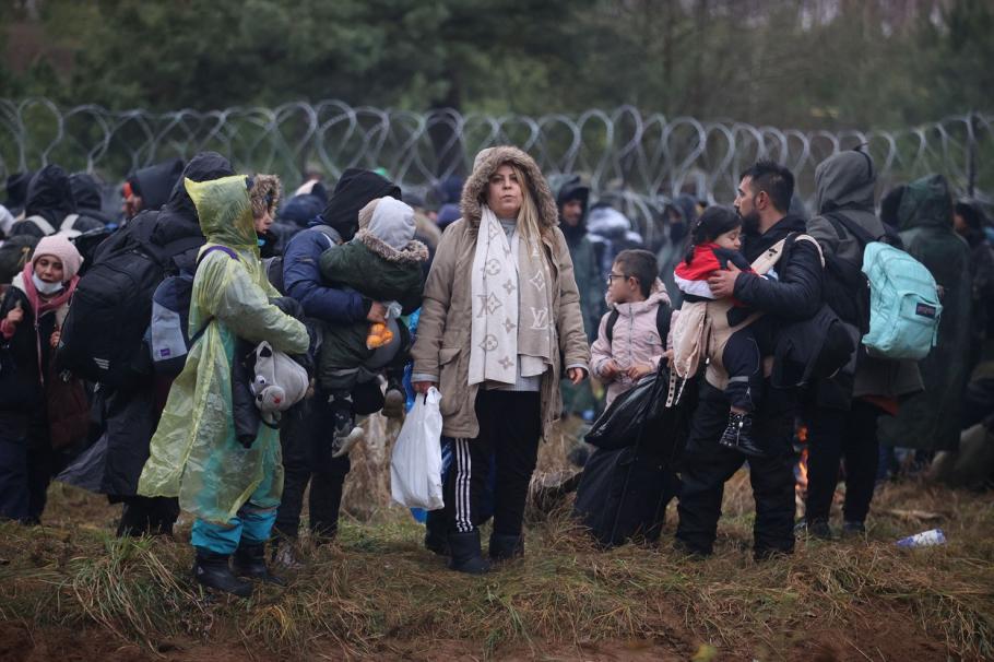Premierul Poloniei îl acuză pe Vladimir Putin că se află în spatele crizei migranților de la granița cu Belarus Premierul Poloniei îl acuză pe Vladimir Putin că se află în spatele crizei migranților de la granița cu Belarus