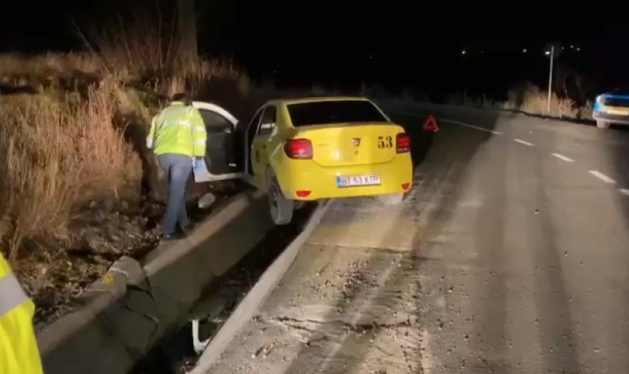 Un taximetrist din Botoșani a fost bătut de client care i-a furat și mașină. Agresorul a continuat singur cursa, fiind oprit de polițiști cu focuri de armă Un taximetrist din Botoșani a fost bătut de client care i-a furat și mașină. Agresorul a continuat singur cursa, fiind oprit de polițiști cu focuri de armă