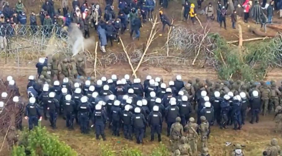 Două grupuri de migranţi au reuşit să rupă barierele şi să treacă graniţa în Polonia. Unii au fost duși înapoi în Belarus Două grupuri de migranţi au reuşit să rupă barierele şi să treacă graniţa în Polonia. Unii au fost duși înapoi în Belarus