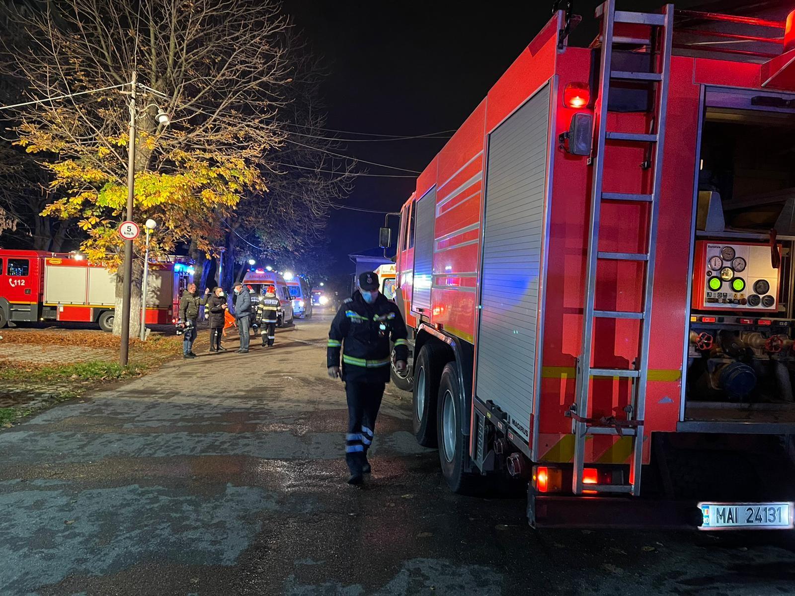Un incendiu a izbucnit, joi dimineață, la parterul spitalului suport covid Movila din Ploiești