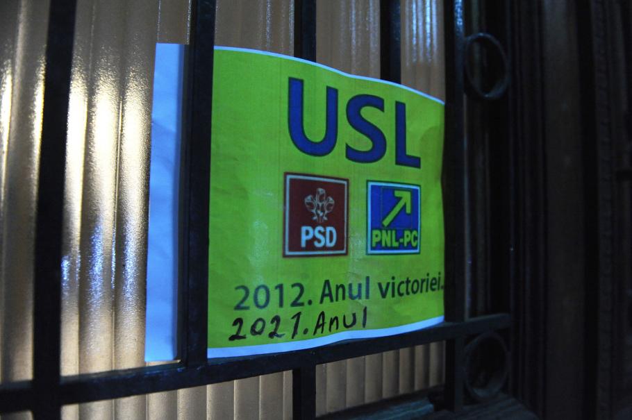 Negocierile PSD-PNL-UDMR pe programul de guvernare continuă Un afis, lipit pe usa de la intrarea in sediul PNL din Bucuresti de protestatarul Marian Morosanu, cunoscut ca ,,Ceausescu