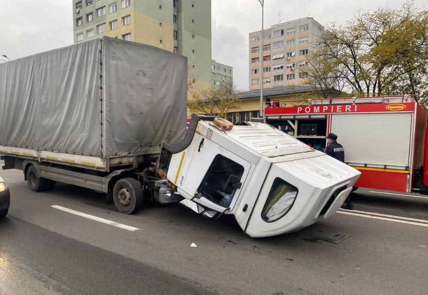 Imagini spectaculoase pe un bulevard intens circulat din Satu Mare. Cabina unui autocamion se desprinde şi cade pe asfalt după o frână puternică - VIDEO