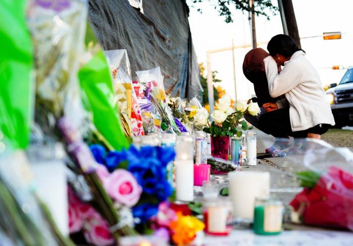 Omagii lăsate la faţa locului pentru victimele masacrului de la concertul lui Travis Scott