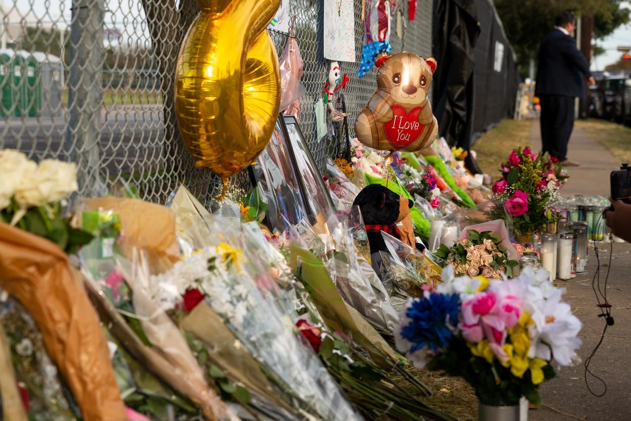Omagii lăsate la faţa locului pentru victimele masacrului de la concertul lui Travis Scott