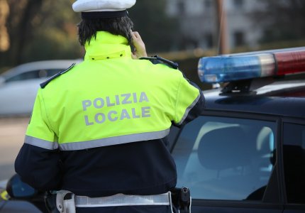 Un pescar român din Italia și un polițist au ajutat o tânără care s-a aruncat în apele unui râu după câinele său