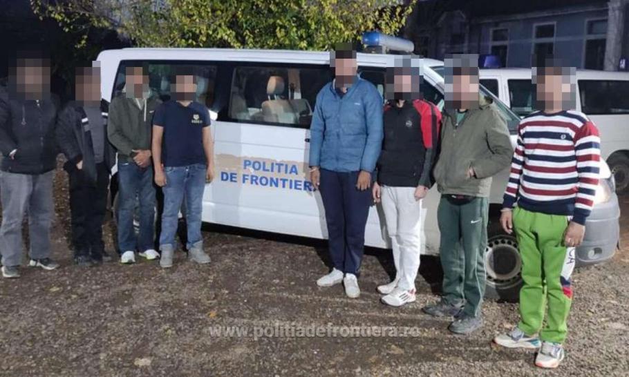 13 indieni, doi afgani și un pakistanez, ascunși în garajul unei femei din Timiș 13 indieni, doi afgani și un pakistanez, ascunși în garajul unei femei din Timiș