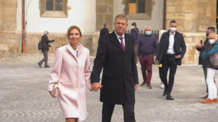 Klaus Iohannis, întâmpinat de protestatari, la intrare în biserică, în Sibiu. O femeie i-a strigat: "Jó napot kívánok, PSD!"