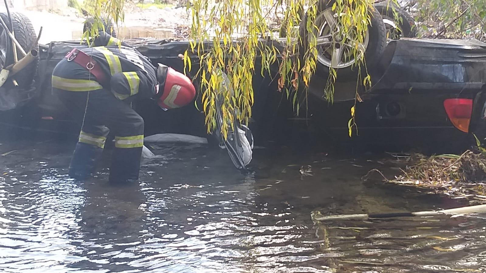 Maşina s-a răsturnat de la trei metri înălţime