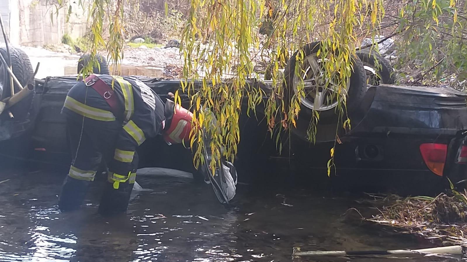 Maşina s-a răsturnat de la trei metri înălţime