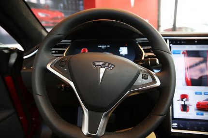 Tesla, anchetă în SUA, după ce o șoferiță spune că software-ul de „condus autonom” a forțat schimbarea benzii de mers și a provocat un accident