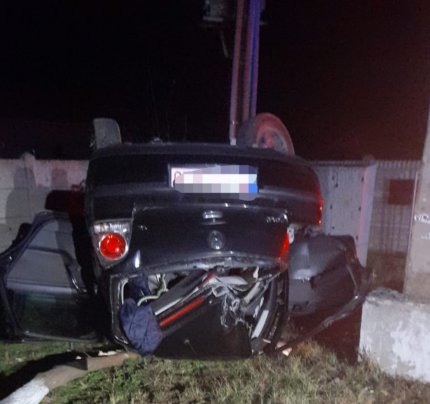 Accident mortal din Dolj. O fată de 15 ani a murit pe loc, după ce mașina în care se afla a lovit un copac și un stâlp