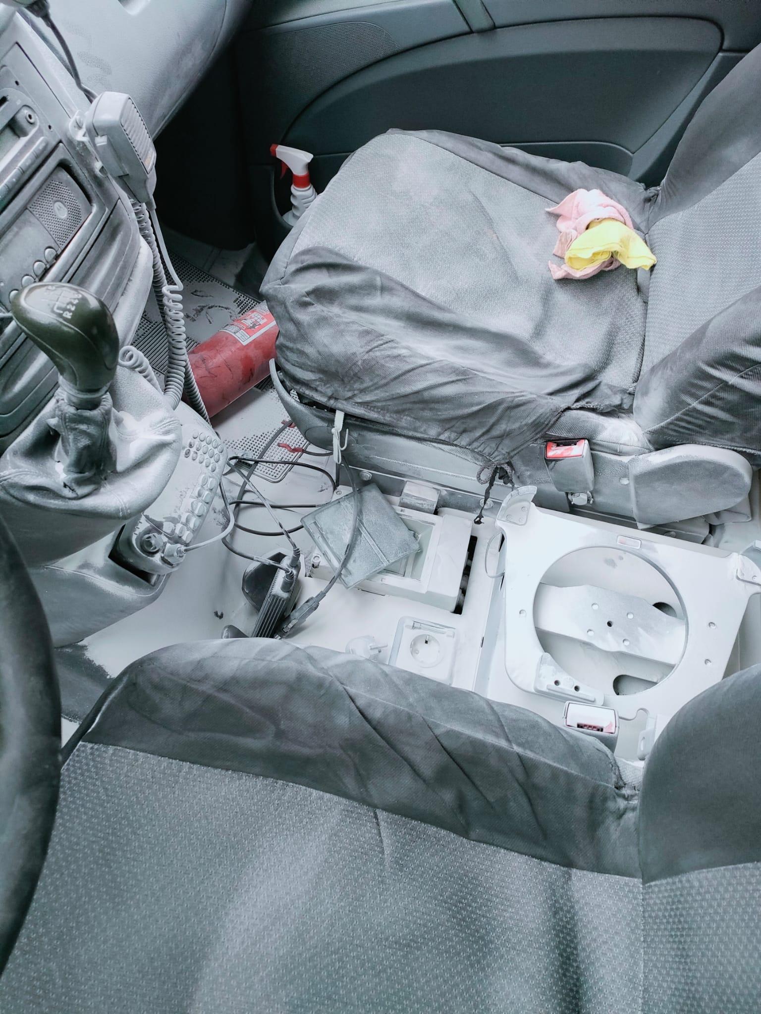 O ambulanță a luat foc în mers, la Suceava. Un pompier aflat în timpul liber a observat fumul și a sărit în ajutorul echipajului medical