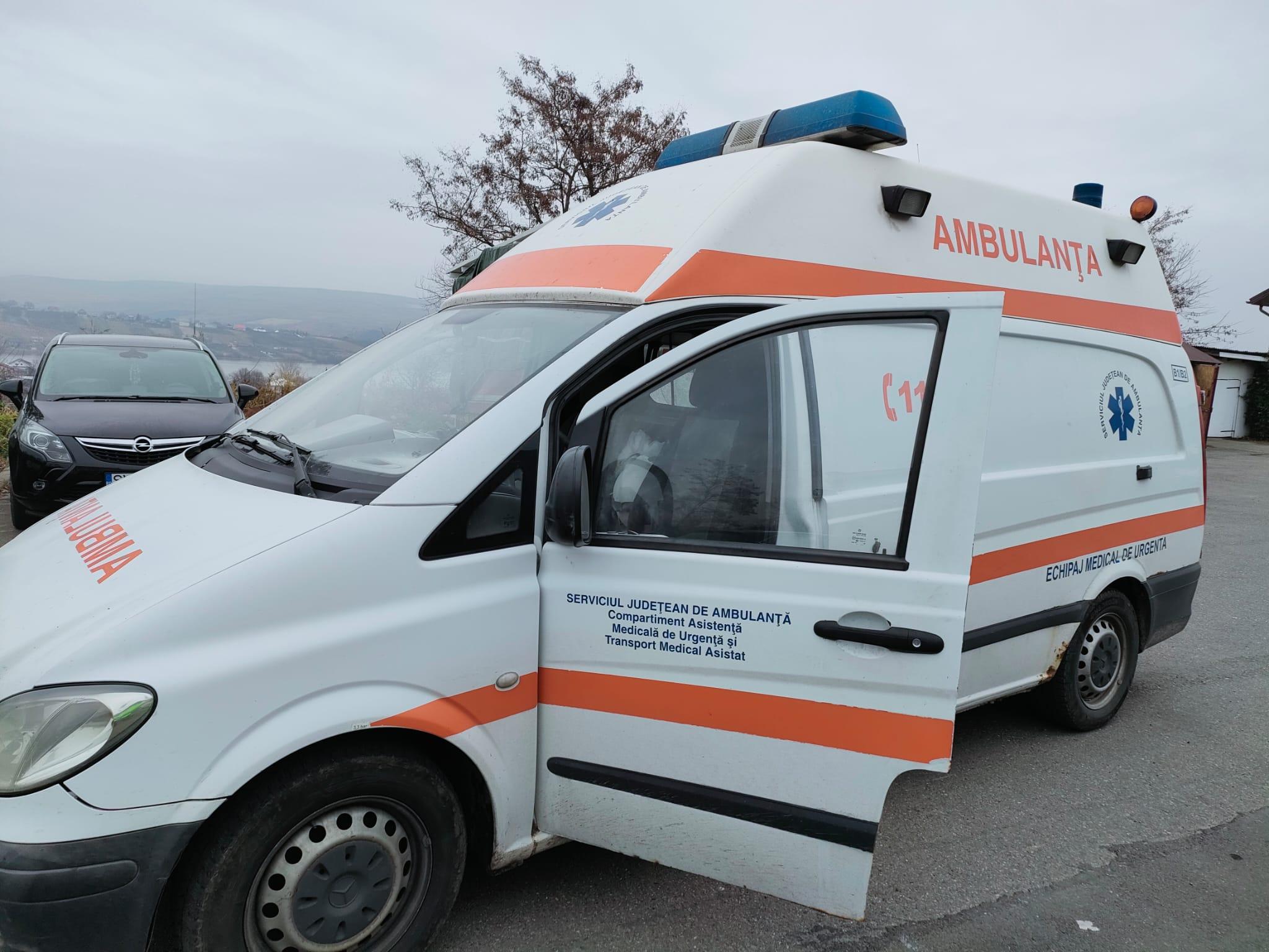 O ambulanță a luat foc în mers, la Suceava. Un pompier aflat în timpul liber a observat fumul și a sărit în ajutorul echipajului medical