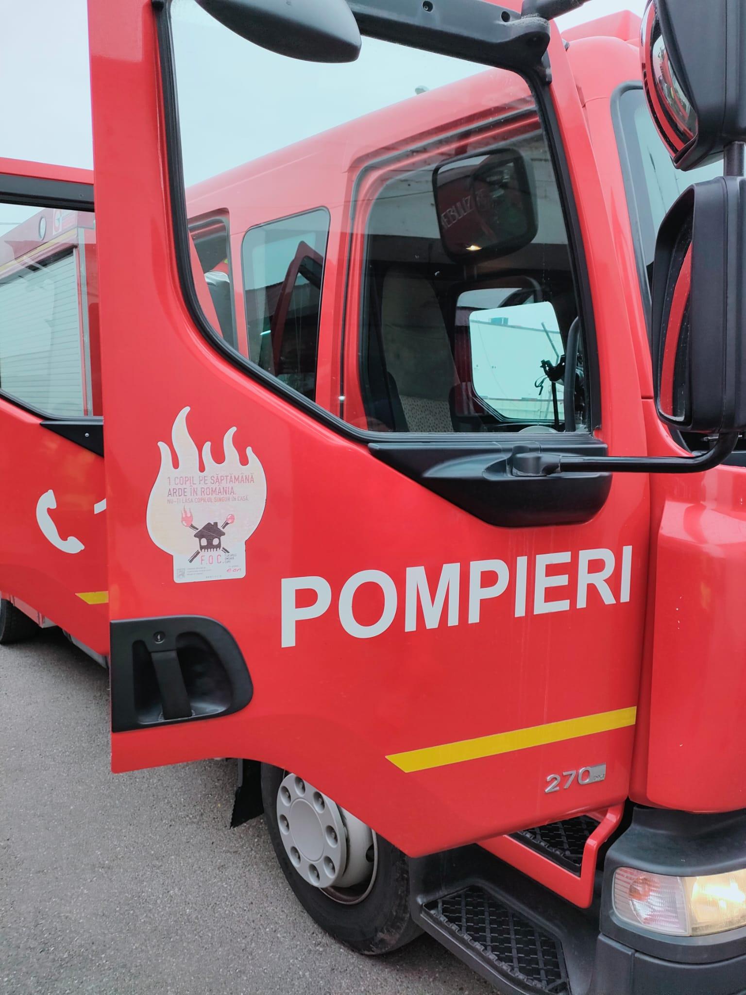 O ambulanță a luat foc în mers, la Suceava. Un pompier aflat în timpul liber a observat fumul și a sărit în ajutorul echipajului medical