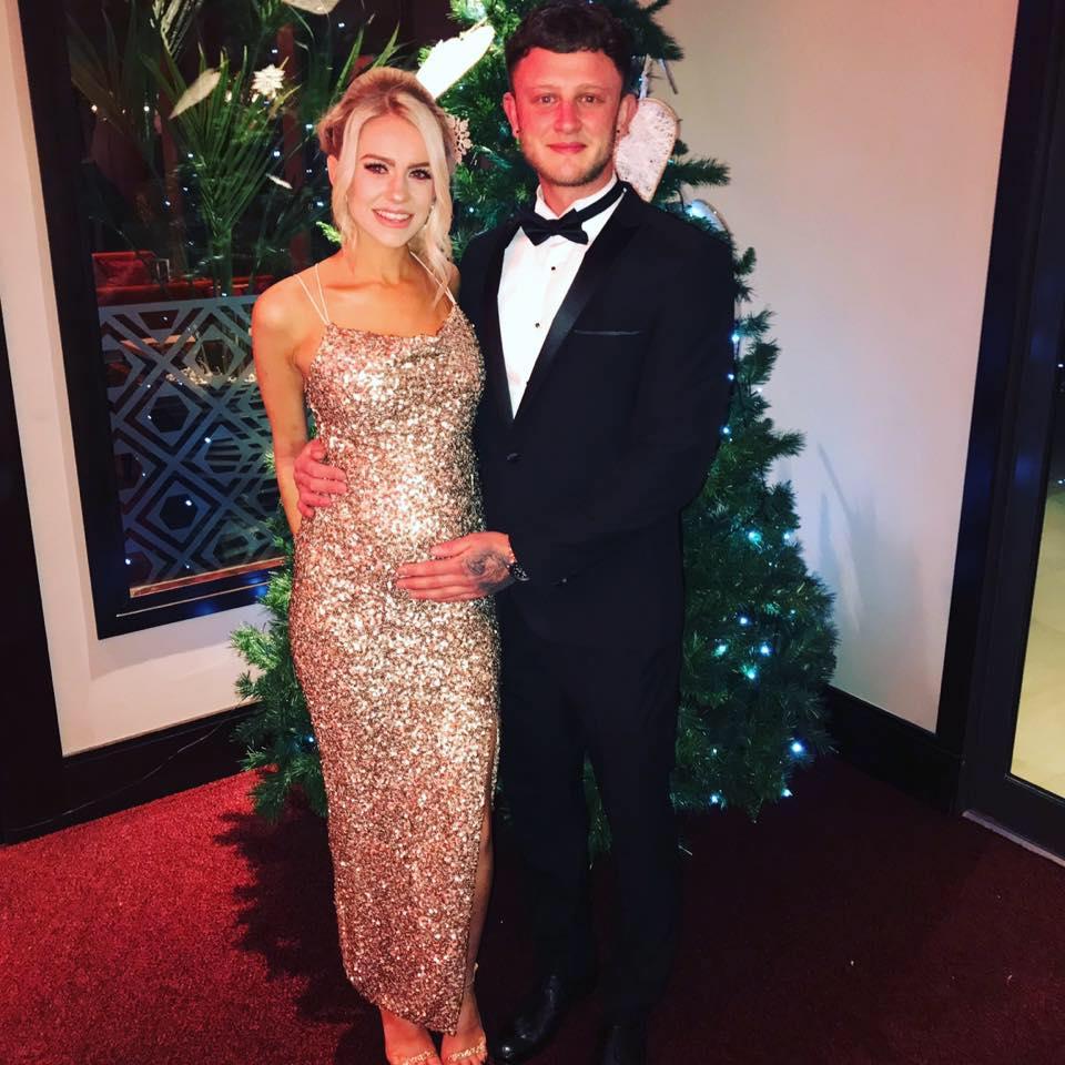 Femeia trebuie să aibă acum singură grijă de cei doi copii