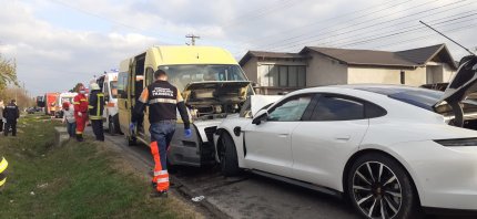 Un microbuz școlar în care se aflau 16 elevi s-a ciocnit cu un autoturism, în Prahova. A fost activat Planul Roșu de intervenție