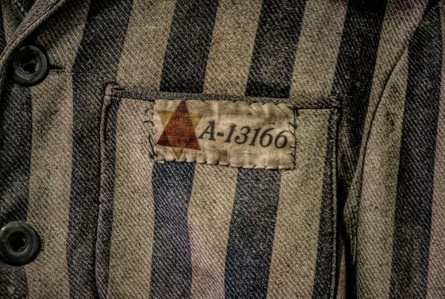 Senatul a decis ca elevii români să înveţe "Istoria Evreilor. Holocaustul" în licee Număr de identificare pe o uniformă din lagărele de la Auschwitz