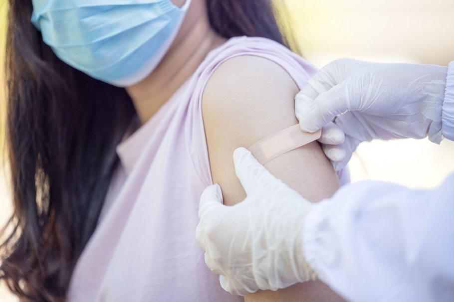 Englezii testează un vaccin anti Covid-19 sub formă de plasture. Ar urma să ofere imunitate pentru câţiva ani, posibil decenii Englezii testează un vaccin anti Covid-19 sub formă de plasture. Ar urma să ofere imunitate pentru câţiva ani, posibil decenii