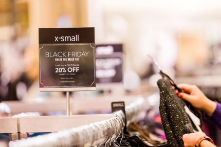 Black Friday 2021. ANPC a amendat alți 22 de retaileri după ce a descoperit abateri. H&M, Meli Melo și Lensa, printre operatorii sancționați