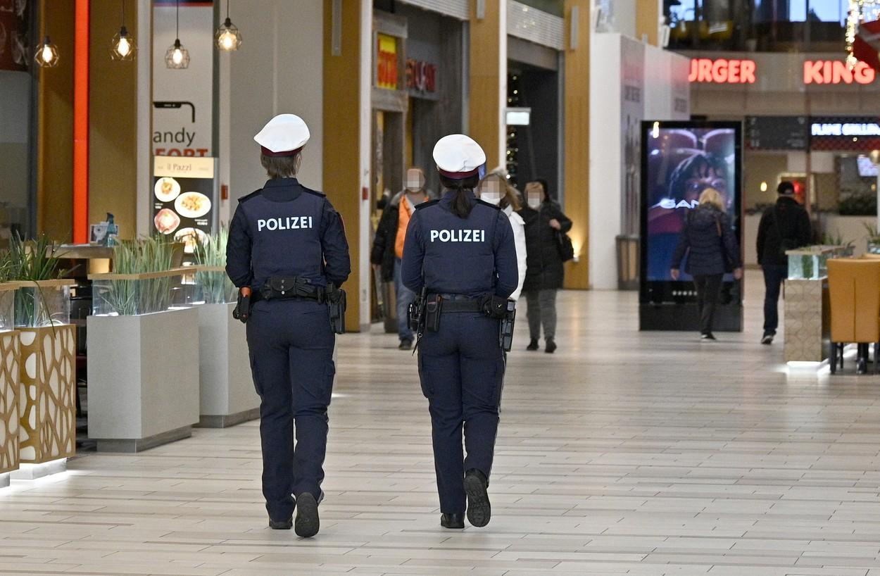 Poliţiştii din Austria au îndesit controalele. Se verifică certificatele verzi ale trecătorilor