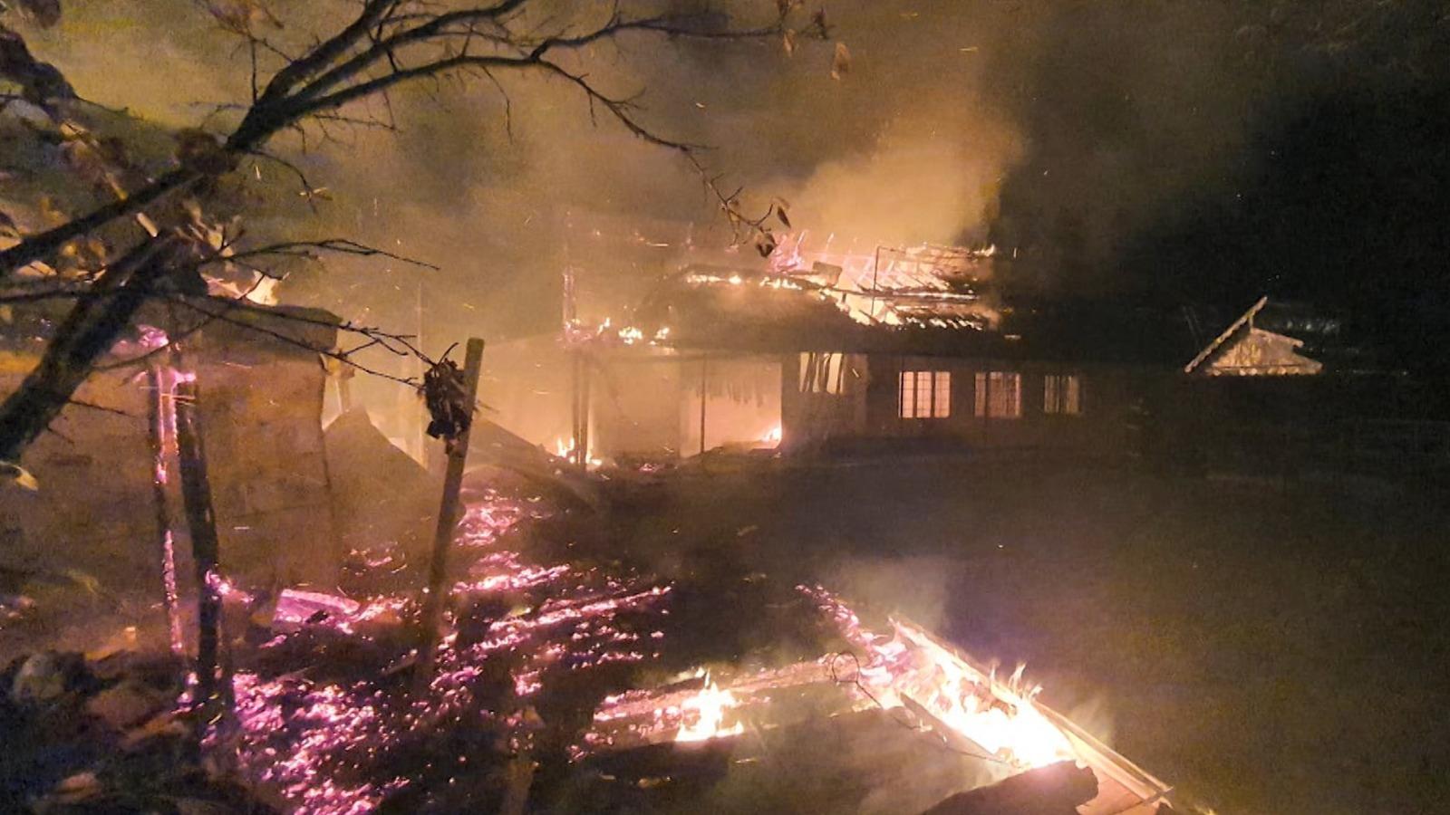 O femeie de 80 de ani a ars de vie, în propria casă, în Iaşi. Trei case au ars din temelii