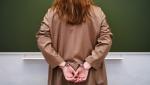 Profesoară prinsă când abuza sexual o fată de 15 ani, la ea în mașină. Soțul femeii a denunțat-o la poliție, în UK