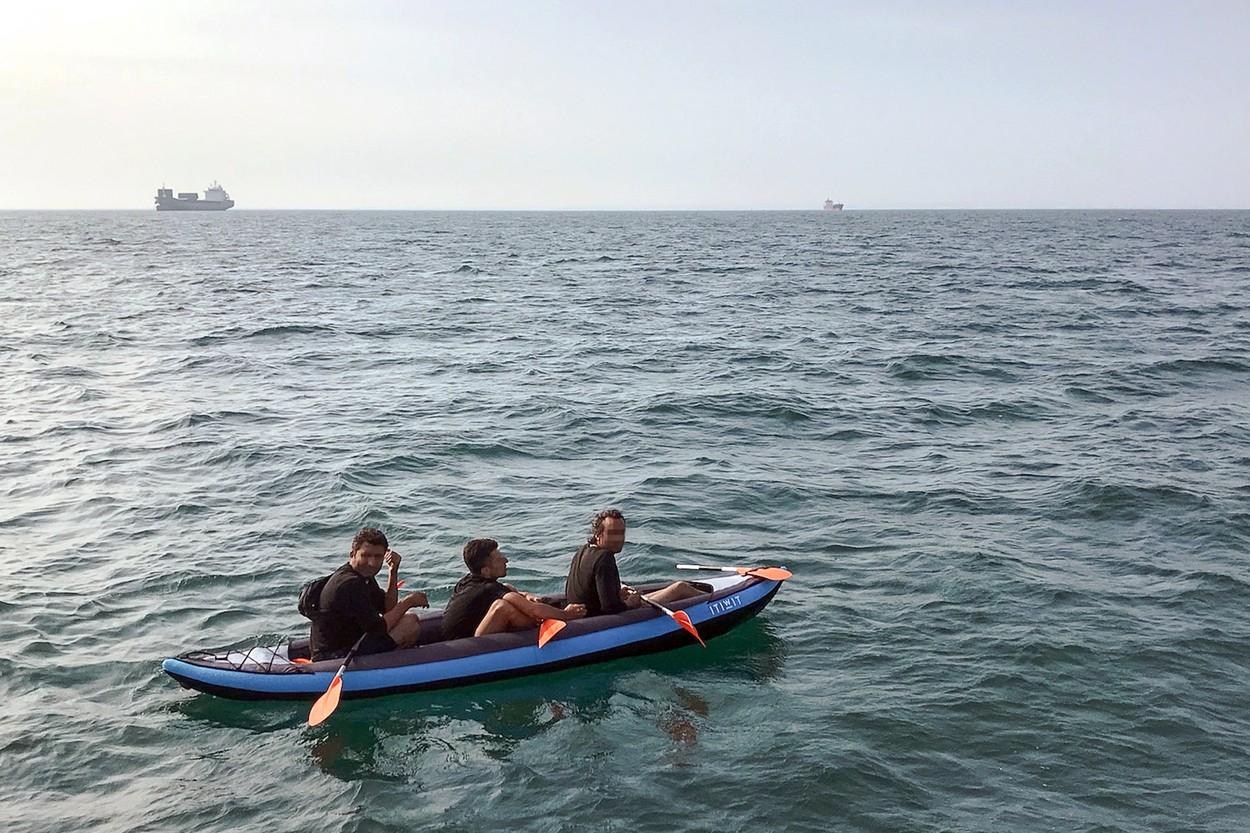 Trei migranţi încearcă să traverseze Canalul Mânecii într-o barcă, în 2018