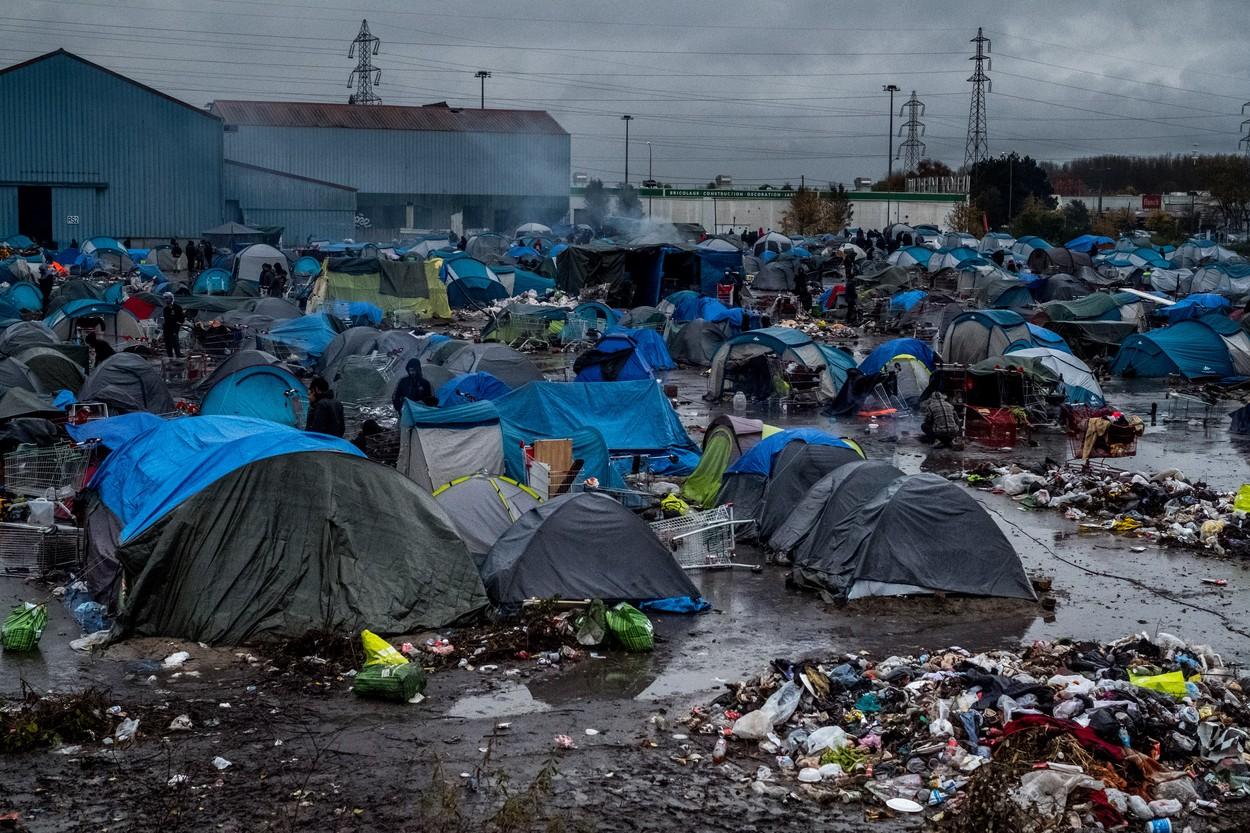Migranţi, corturi şi gunoaie, în tabăra de la Grande Synthe