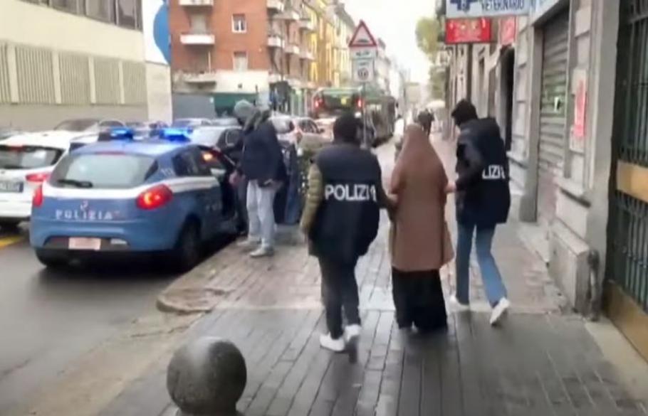 Tânără de 19 ani, care trăia în izolare ca să nu fie ”contaminată de occidentali”, arestată pentru terorism la Milano Tânără de 19 ani, care trăia în izolare ca să nu fie ”contaminată de occidentali”, arestată pentru terorism la Milano