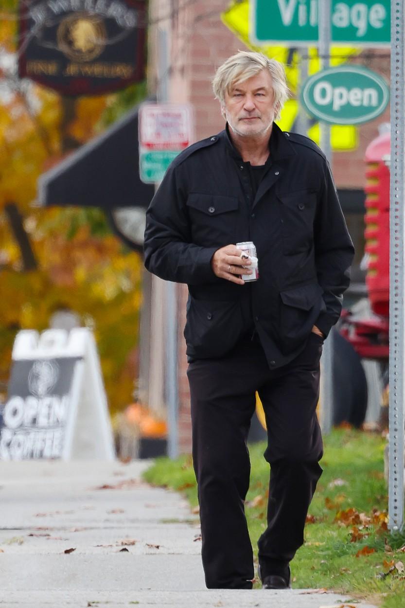 Alec Baldwin, acuzat că a ”jucat ruleta rusească” ⁣ înainte de a o împușca pe Halyna Hutchins. Ce prevedea, de fapt, scenariul ”Rust”