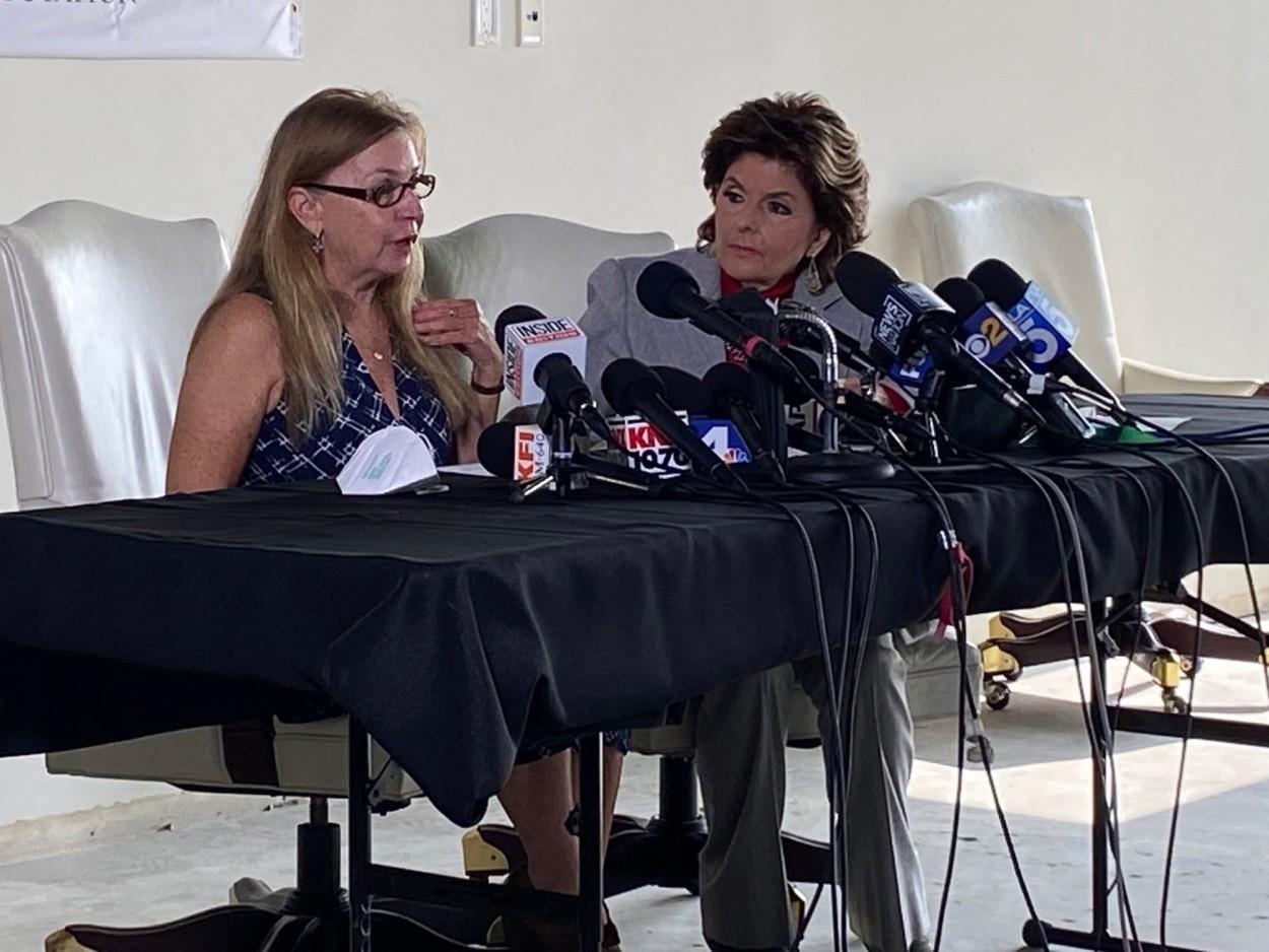 Alec Baldwin, acuzat că a ”jucat ruleta rusească” ⁣ înainte de a o împușca pe Halyna Hutchins. Ce prevedea, de fapt, scenariul ”Rust”