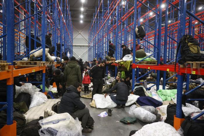 Refugiaţi au fost mutaţi într-un hangar