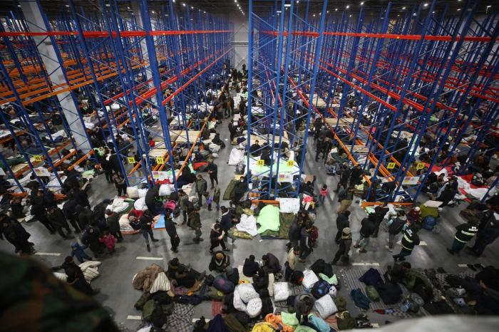 Refugiaţi au fost mutaţi într-un hangar