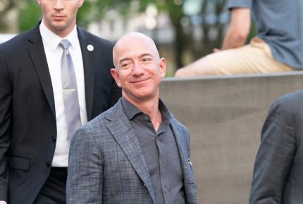 Jeff Bezos este convins că în viitor oamenii vor veni, în vacanță, pe Terra