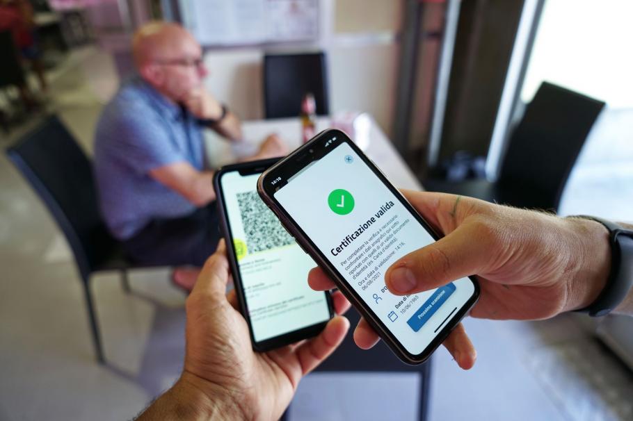 Majoritatea europenilor sunt de acord cu certificatul verde obligatoriu Majoritatea europenilor sunt de acord cu certificatul verde obligatoriu