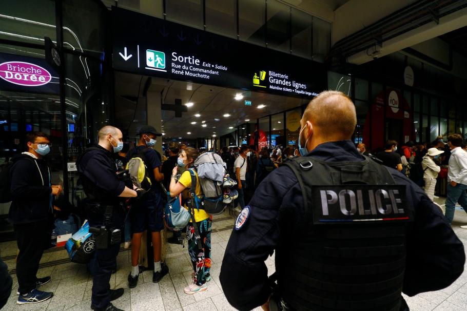 Un bărbat înarmat cu un cuţit a strigat "Allahu Akbar" într-o gară din Paris: a fost împuşcat pe loc. Totul a pornit de la faptul că nu purta mască Un bărbat înarmat cu un cuţit a strigat "Allahu Akbar" într-o gară din Paris: a fost împuşcat pe loc. Totul a pornit de la faptul că nu purta mască