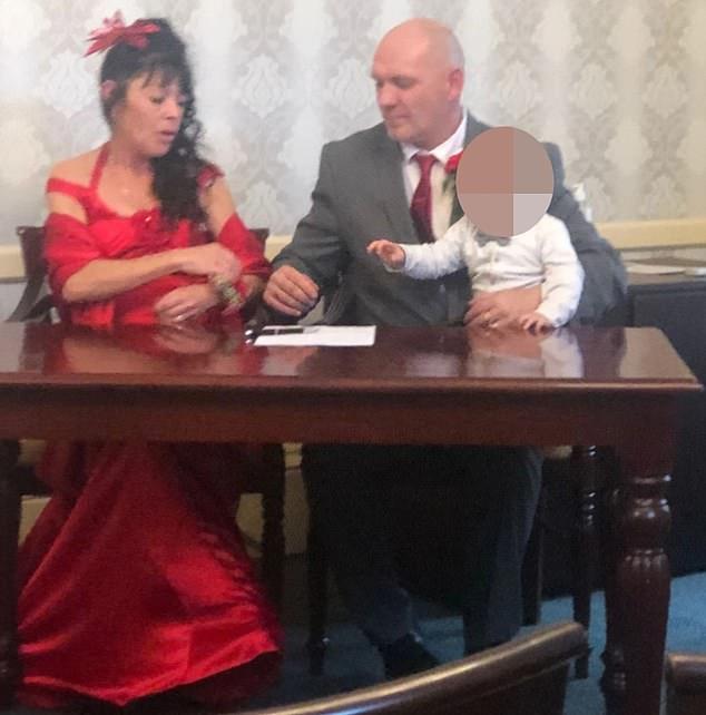 Dawn Walker, în vârstă de 52 de ani şi Thomas Nutt, în vârstă de 45 de ani