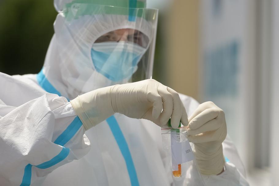 medic în combinezon testare PCR
