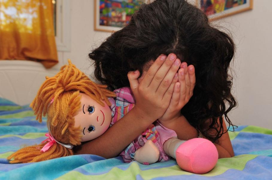 O fetiță de 12 ani, violată de fratele ei adolescent, a dat naștere unui bebeluș după ce a mers la spital cu dureri cumplite de burtă, în Țara Galilor O fetiță de 12 ani, violată de fratele ei adolescent, a dat naștere unui bebeluș după ce a mers la spital cu dureri cumplite de burtă, în Țara Galilor